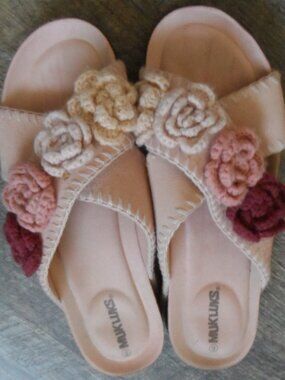 MUK LUKS Penelope Slide/Sandals Blush Color w/ Crocheted Roses Sz 9